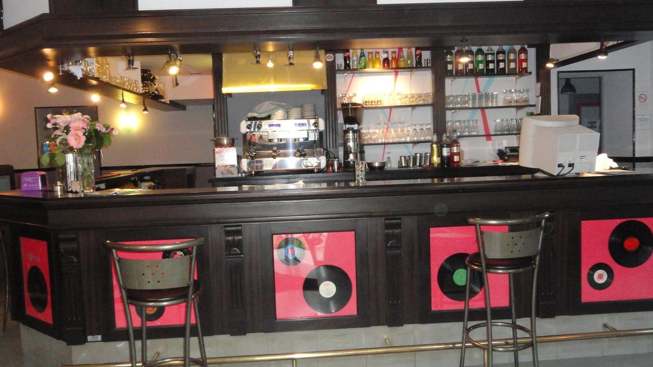Le Quai 3 Hotel Chateaubriant Bagian luar foto