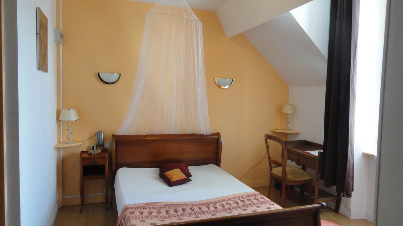 Le Quai 3 Hotel Chateaubriant Bagian luar foto